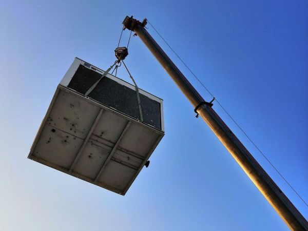 Technik instalující klimatizaci